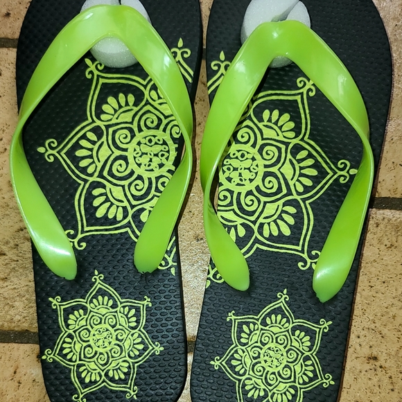 Henna Mala design chartreuse & black sz7/8 sandles - Picture 5 of 6